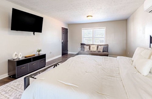 La Follette Apartment | Well-equipped downtown studio with firepit, fast WiFi, streaming, BBQ, kitchen