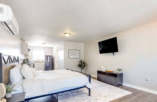 La Follette Apartment | Well-equipped downtown studio with firepit, fast WiFi, streaming, BBQ, kitchen