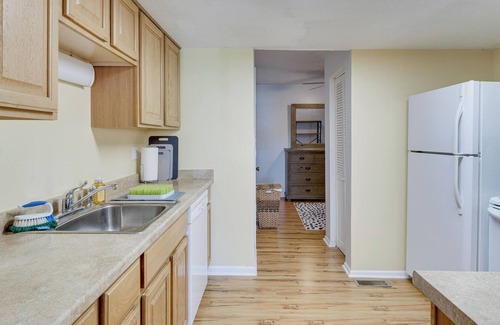 Hickory Condo | Well-Equipped Lake Hickory Condo: Community Dock!