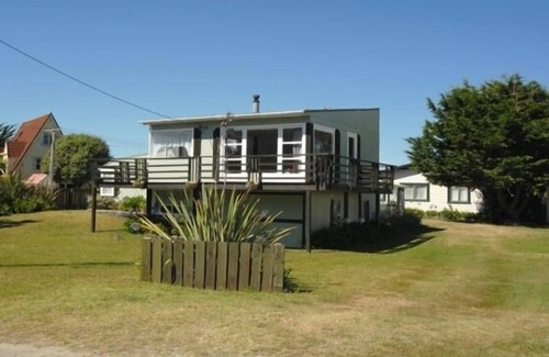 Hokio Beach House | Well-equipped, spacious classic kiwi bach across from beach