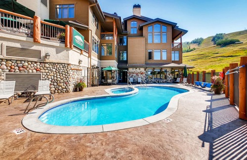 Steamboat Springs Condo | Well-equipped ski-in/out condo with pool, WiFi, hot tub, & gym