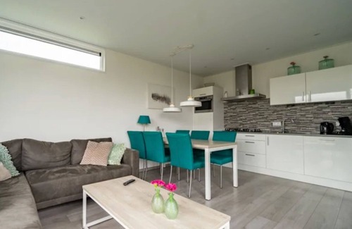 Nunspeet Ski Chalet | Well-kept chalet on the water, near the Veluwemeer