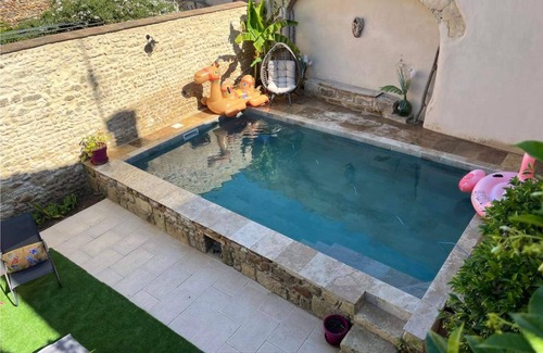 Vauvert Bed & Breakfast | Well-kept gite in Petite Camargue with in-house swimming pool