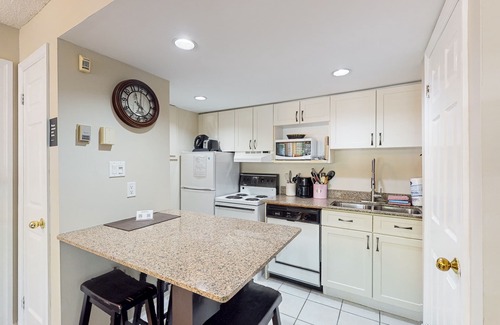 Craigleith Apartment | Well-located condo w/shared pool - walk to lifts, on bus route