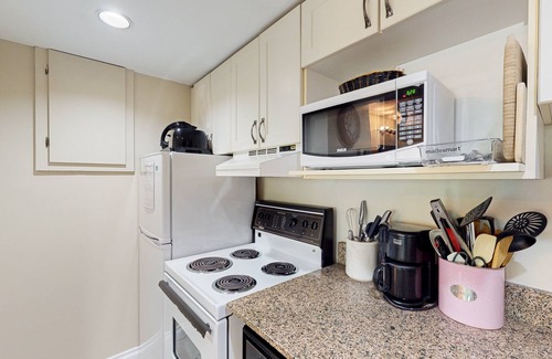 Craigleith Apartment | Well-located condo w/shared pool - walk to lifts, on bus route