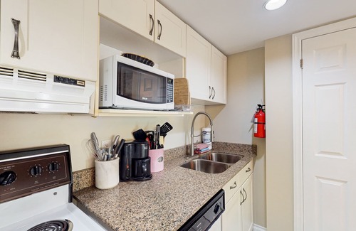 Craigleith Apartment | Well-located condo w/shared pool - walk to lifts, on bus route