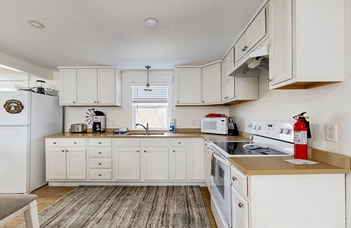 Boothbay Harbor House | Well-located, dog-friendly home - walk to footbridge & Barrett Park
