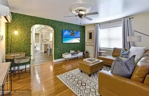 Edgewood House | Well-Preserved Bungalow with Netflix