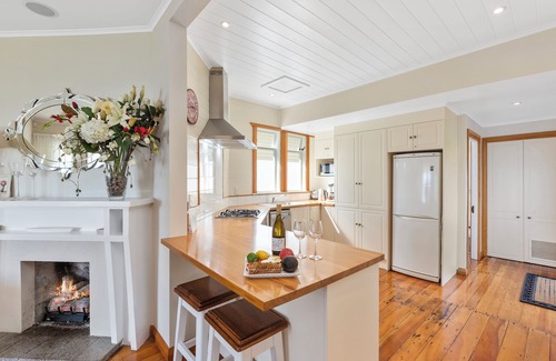Wellington House | Wellington - Eastbourne 2 bedrm beachfront cottage with WiFi