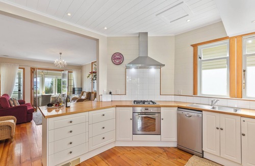 Wellington House | Wellington - Eastbourne 2 bedrm beachfront cottage with WiFi