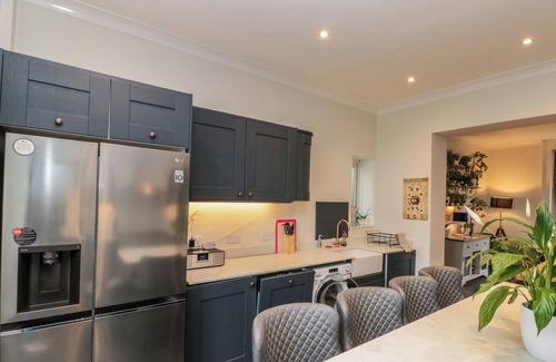 Bridlington Cottage | WELLINGTON LODGE, pet friendly, with hot tub in Bridlington