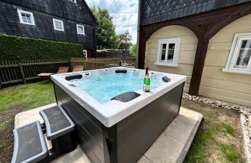 Grossschoenau House | Wellness-Ferienhaus "Hexe" - Whirlpool, Sauna & 3 Bäder auf 237 qm