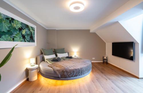 Graz City Centre Apartment | Wellness Retreat for 2 with Private Sauna & Whirlpool - Free Parking, Quiet City Center by HERO HOMES