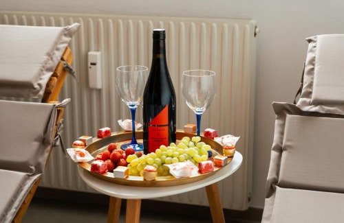 Graz City Centre Apartment | Wellness Retreat for 2 with Private Sauna & Whirlpool - Free Parking, Quiet City Center by HERO HOMES