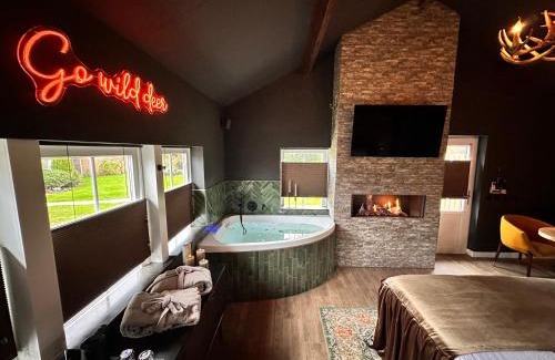 Municipality of Horst aan de Maas Cabin | Wellness Tuin - Ultieme Partner Beleving - St Hubertus Suite met Jacuzzi ,Openhaard, Privé Hottub en Privé Sauna in Jachthut stijl