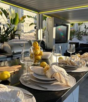 Woodland Hills Villa | Wellness Villa Resort