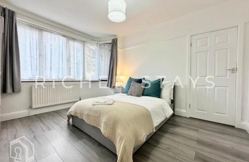 Alperton House | Wembley Large 4-Bedroom House, Driveway and Garden