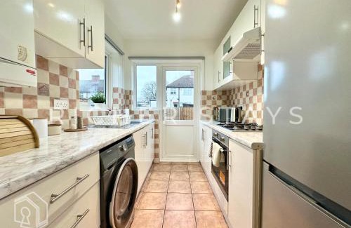 Alperton House | Wembley Large 4-Bedroom House, Driveway and Garden