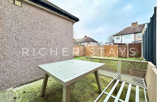 Alperton House | Wembley Large 4-Bedroom House, Driveway and Garden