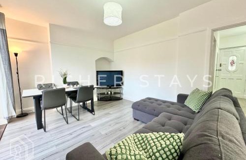 Alperton House | Wembley Large 4-Bedroom House, Driveway and Garden