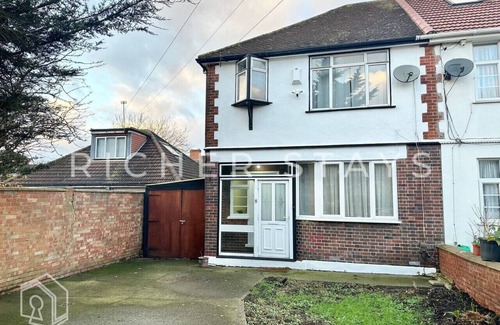 Alperton House | Wembley Large 4-Bedroom House | Driveway & Garden