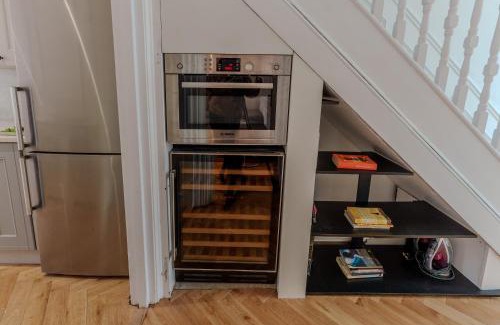 Alperton House | Wembley London lovely 6 bed House sleeps up to 14