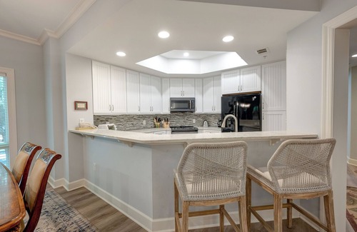 Palmetto Dunes Condo | Wendover Dunes 8139 - 2 Master Bedrooms/Master Baths - Screened Verandah