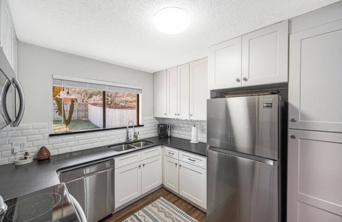 Woodway House | Wendy’s Hideaway - 12 min from Magnolia & Baylor