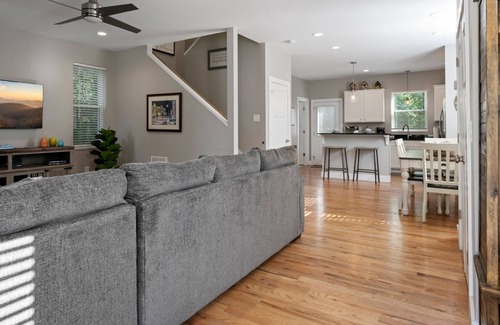 Oakley House | Wentworth Hilltop- Minutes to Asheville!