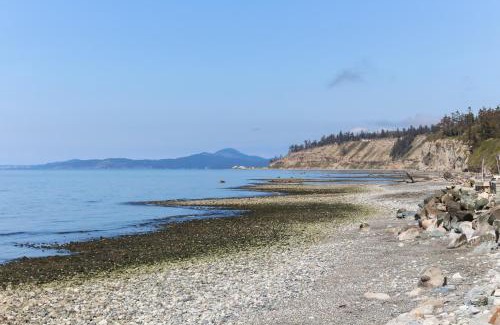 Oak Harbor Apartment | West Beach Retreat