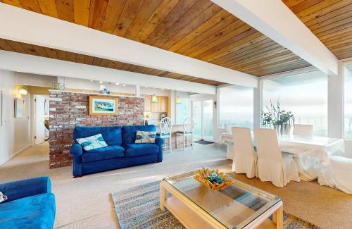 Oak Harbor Apartment | West Beach Retreat