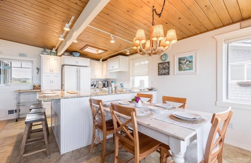 Oak Harbor House | West Beach Wonderland by AvantStay | Waterfront