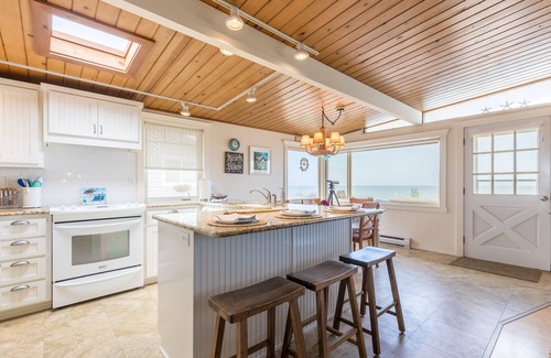 Oak Harbor House | West Beach Wonderland by AvantStay | Waterfront