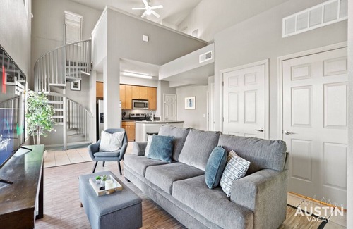 West Campus Apartment | West Campus Triple Homes Walk to UT Austin, SXSW Venue, Zilker Park & Downtown