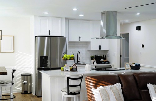 Marietta House | West Cobb Retreat, Newly Renovated, Theme Rooms, WiFi, Spacious Backyard