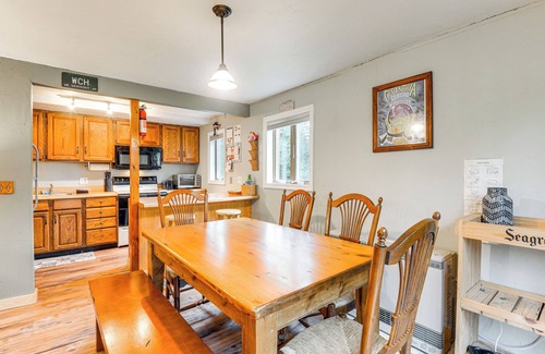 West Dover House | West Dover Townhome: Hot Tub, 2 Mi to Mount Snow!
