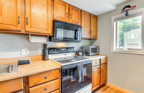 West Dover House | West Dover Townhome: Hot Tub, 2 Mi to Mount Snow!