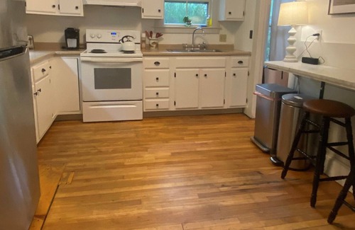 Concord Cottage | West End English Cottage - Centrally Located in the Capital City