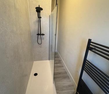 Glasgow Apartment | West End Traditional Flat with Free Parking