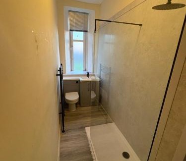 Glasgow Apartment | West End Traditional Flat with Free Parking