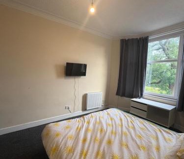 Glasgow Apartment | West End Traditional Flat with Free Parking