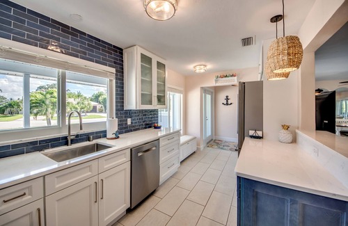 Yacht Club House | West Facing Elec Heated Pool, 2024 Tritoon rental, Walk/Bike to Bars&Restaurants