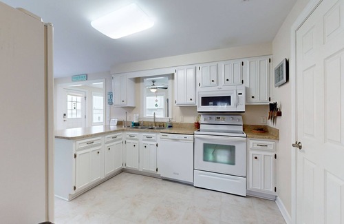 Worcester County House | West Fenwick home w/deck, patio, firepit, balcony & grill