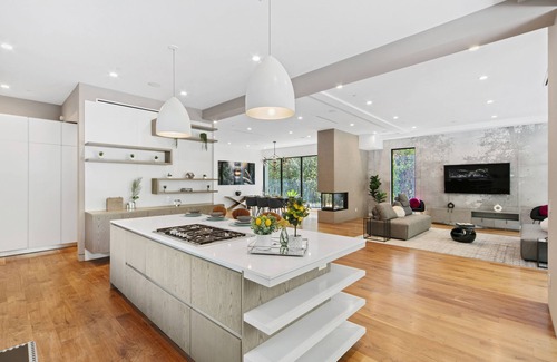 Melrose Villa | West Hollywood Prime Location 5 BR House Sleeps 10, Pool, Hot Tub & Parking