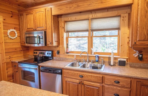 West Jefferson Cabin | West Jefferson Cabin - Hot Tub + Gas Fireplace + King Beds