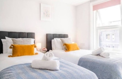 Worthing Cabin | West Lodge: Cosy home from home with 3 bedrooms