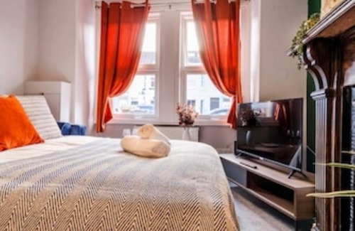 Worthing Cabin | West Lodge: Cosy home from home with 3 bedrooms