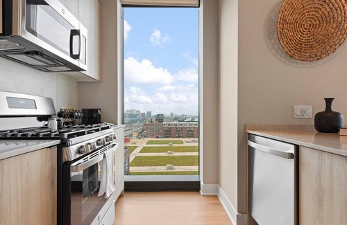 West Loop Apartment | West Loop 2BR, Walk to Top Restaurants, Sleeps 5