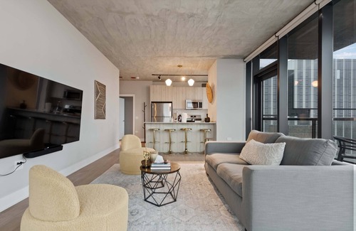 West Loop Apartment | West Loop 2BR, Walk to Top Restaurants, Sleeps 5