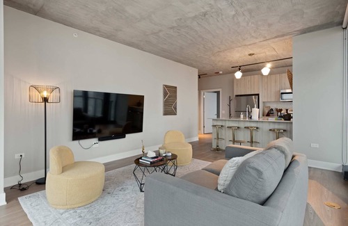 West Loop Apartment | West Loop 2BR, Walk to Top Restaurants, Sleeps 5